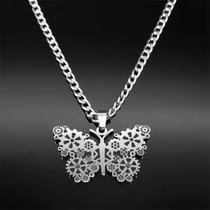 Détail du collier papillon steampunk argenté avec design d'engrenage creux et chaîne