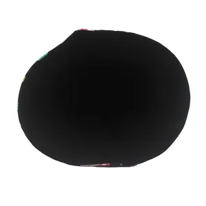 Vue intérieure de la doublure noire et des coutures du bob à motif sirène
