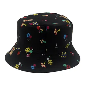 Détails de motifs de champignons colorés et d'ours sur un chapeau bob en coton noir