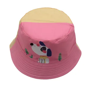 Detail eines rosa-gelben Kinder-Anglerhuts mit buntem Cartoon-Hund und Stickerei