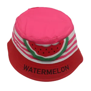 Detail eines roten Sonnenhuts mit Wassermelonen-Print, 3D-Applikation und Schriftzug