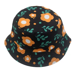 Détail de l'imprimé fleuri sur le chapeau bob noir pour enfant avec fleurs orange