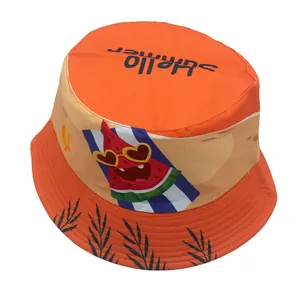 Détail de l'imprimé pastèque de dessin animé avec texte Hello Summer sur chapeau orange