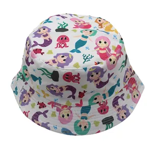 Détail du chapeau cloche blanc pour enfant avec motifs sirènes colorées et poissons