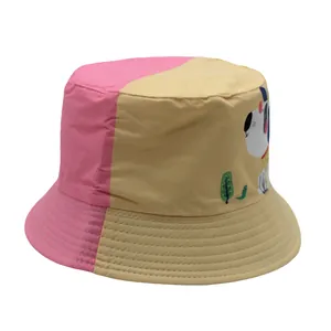 Detail eines Kinder-Anglerhuts in Pink und Gelb mit Cartoon-Hund- und Baum-Aufdruck
