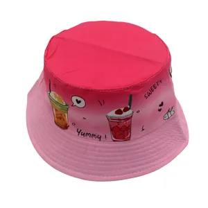 Détail d'un chapeau dégradé rose avec imprimés boissons cartoon et texte Yummy