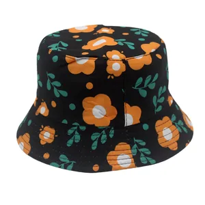 Détail du chapeau de soleil enfant avec motifs floraux orange sur tissu sergé noir