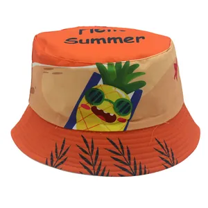 Détail de l'imprimé ananas et du texte Hello Summer sur le chapeau soleil orange