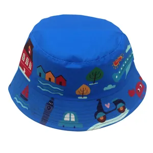 Détail du chapeau bob bleu marine pour enfants avec motifs de dessins animés colorés et bateaux