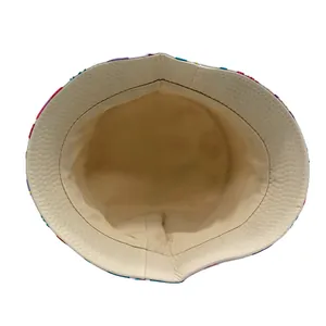 Détail d'un chapeau bob pour enfants avec motif de sirène et doublure intérieure crème