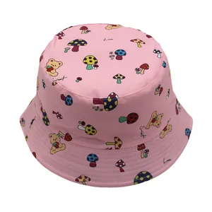 Détail d'un chapeau bob rose pour enfant avec motif ours, champignons et broderie sweet