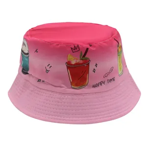 Détail du chapeau bob dégradé rose avec motifs de dessins animés et coutures fines