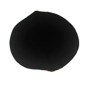 Vue détaillée de l'intérieur noir et du motif floral sur ce chapeau pour enfants