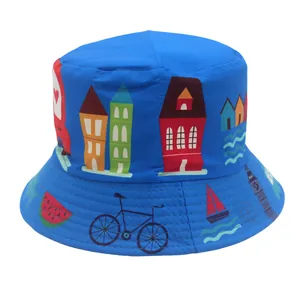 Détail d'un chapeau bob bleu réversible avec motifs urbains colorés et coutures renforcées