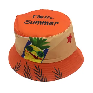 Détail d'un chapeau bob orange pour enfants avec imprimé ananas et Hello Summer