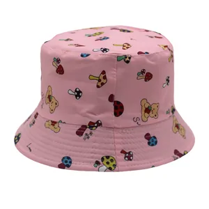 Détail du chapeau bob rose avec motifs oursons et coutures renforcées sur le bord