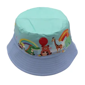 Dettaglio delle stampe con animali colorati e arcobaleno sul cappello bimbi