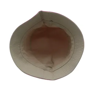 Détail de la doublure réversible en coton du chapeau de soleil pour enfants