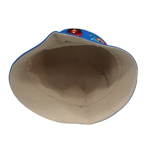 Gros plan détaillé des coutures renforcées et de la doublure en coton beige du chapeau soleil