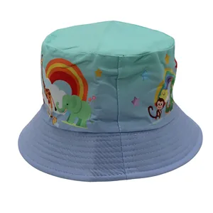 Dettaglio di stampe colorate con animali e cuciture parallele sul cappello per bimbi