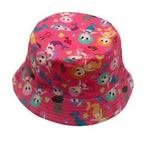 Détail du chapeau bob rose pour enfants avec motifs de sirènes et d'océan colorés