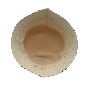 Détail de la doublure intérieure d'un chapeau bob pour enfants avec coutures de qualité