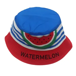 Detailansicht des Kinder-Sonnenhuts mit blauen Streifen und rotem Wassermelonen-Print