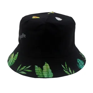 Détail du chapeau girafe noir avec motif de feuilles tropicales sur le bord en toile