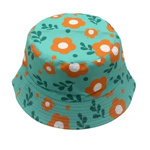 Détail du chapeau bob vert menthe avec imprimé floral orange et surpiqûres renforcées