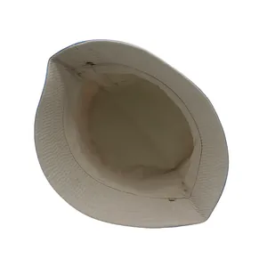 Dettaglio dell'interno del cappello per bambini con fodera beige e cuciture rinforzate