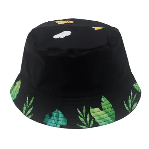 Détail d'un chapeau bob noir pour enfant avec motifs cartoons et feuilles tropicales