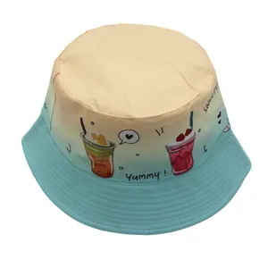 Détail du chapeau bob enfant avec dégradé bleu et imprimés de jus de fruits