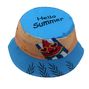 Détail du chapeau bob pour enfants avec imprimé Hello Summer et motif de pastèque