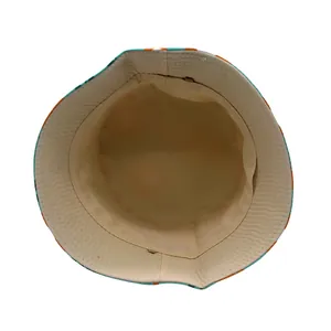 Vue détaillée de l'intérieur du chapeau bob pour enfants montrant la doublure et les coutures