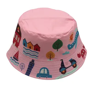 Détail du chapeau bob rose pour enfants avec imprimés cartoon colorés et tissu en toile