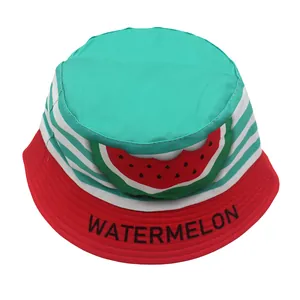 Detail eines Kinder-Sonnenhuts mit Wassermelonen-Muster und breiter Krempe
