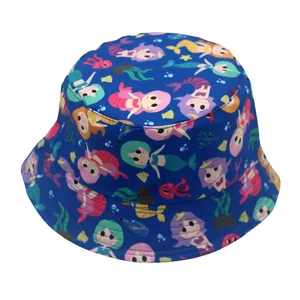 Détail du chapeau bob pour enfants en coton bleu marine avec imprimés de sirènes