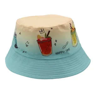 Détail de l'imprimé boisson et lettrage Happy Time sur chapeau bob pour enfants