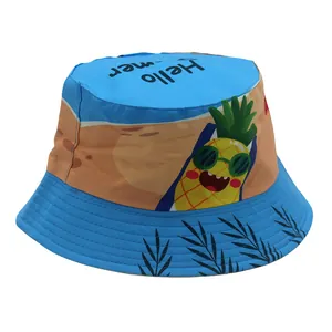 Vue détaillée du chapeau bob bleu pour enfants avec motif d'ananas et texte Hello Summer