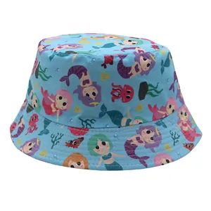 Détail du chapeau bob bleu clair pour enfants avec imprimés sirènes et méduses colorés