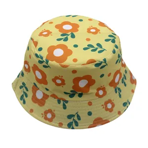 Détail d'un chapeau bob en coton jaune avec imprimé fleuri et coutures de précision