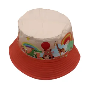 Dettaglio di motivi animali e tesa arancione cucita sul cappello da sole bimbi