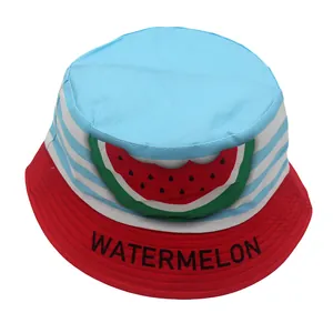 Detail eines Kinder-Fischerhuts mit Wassermelonen-Aufnäher und roter WATERMELON-Krempe