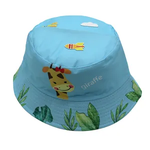 Détail d'un chapeau bleu avec motif girafe et imprimé feuilles tropicales sur le rebord