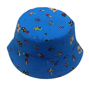 Couture détaillée du bord d'un bob bleu avec motifs ours et champignons mignons