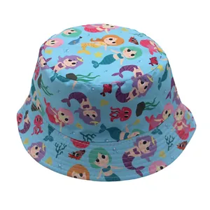 Détail du chapeau bob bleu ciel pour enfants avec motifs de sirènes et d'océan
