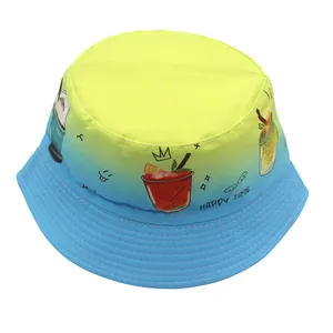 Détail du chapeau bob enfant dégradé avec motifs de boissons colorées et texte Happy Time