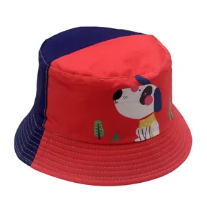 Detail eines rot-blauen Kinder-Sonnenhuts mit süßen Cartoon-Hunde-Prints und Nähten