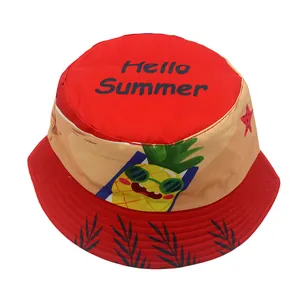 Détail du chapeau bob enfant avec texte Hello Summer et imprimé ananas rigolo