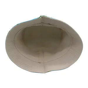 Détails de l'intérieur du chapeau girafe montrant la doublure et les coutures